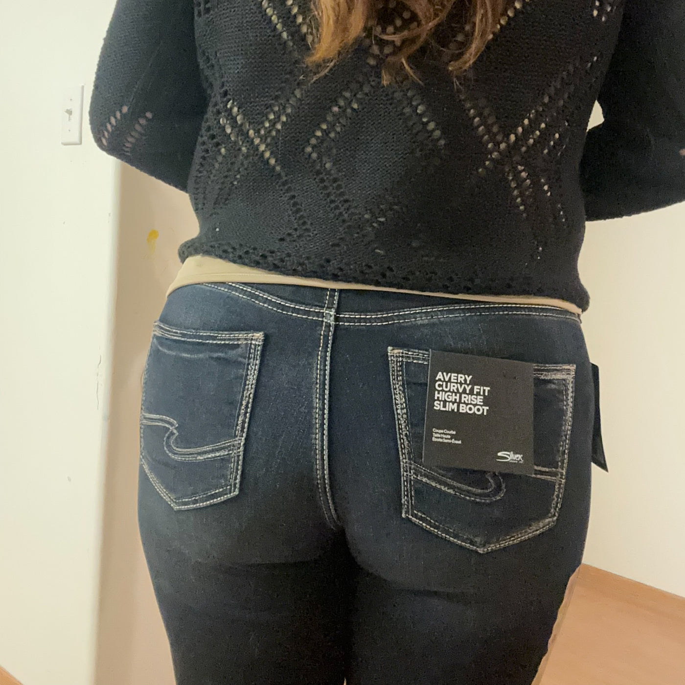 Curvy woman wearing the Avery slim boot cut jeans by silver jeans co 