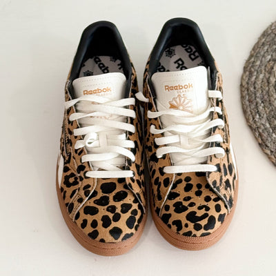 Leopard print comfortable and casual court shoe 