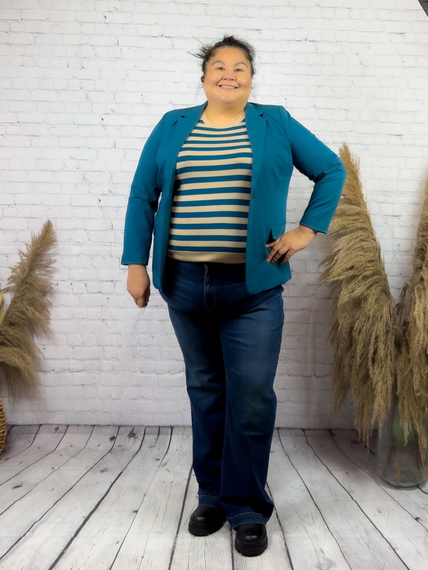 Plus sized woman wearing the Avery Trouser from Silver Jeans co